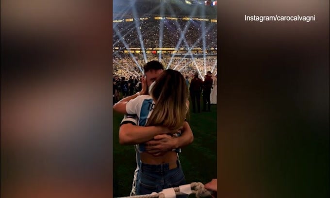 Argentina, amore e calcio: l'abbraccio di Tagliafico con la sua Carolina