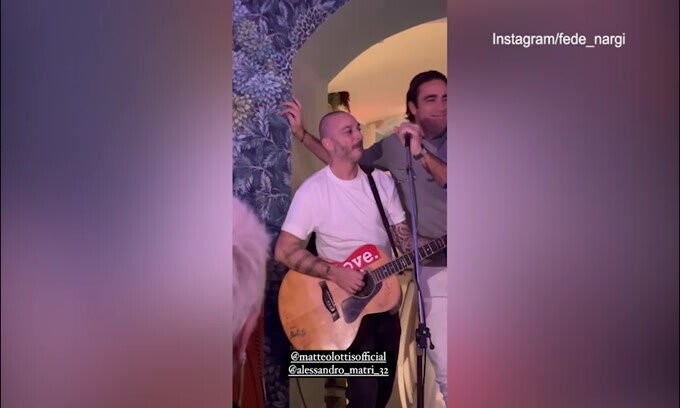 Matri fa il bomber con il microfono: il video è virale!