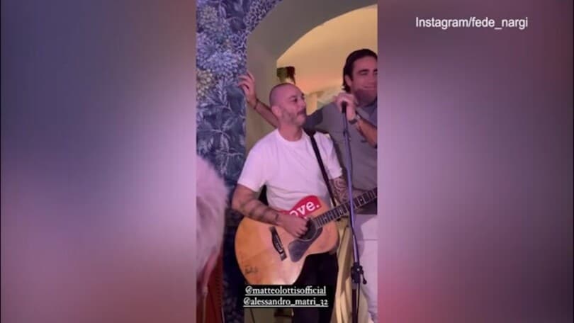 Matri fa il bomber con il microfono: il video è virale!