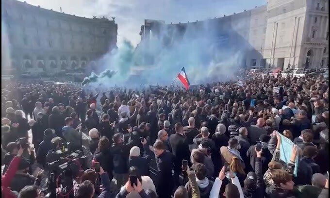 "E se tira Sinisa è gol": al funerale di Mihajlovic parte il celebre coro