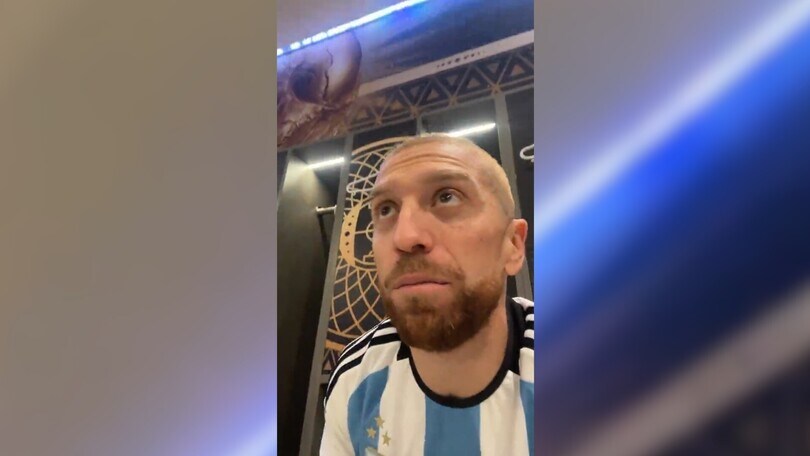 Il Kun Aguero festeggia l’Argentina con due bottiglie in mano