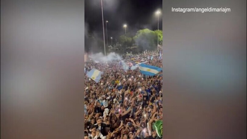 Bus scoperto a Buenos Aires e folla da urlo: l'Argentina è nella storia!