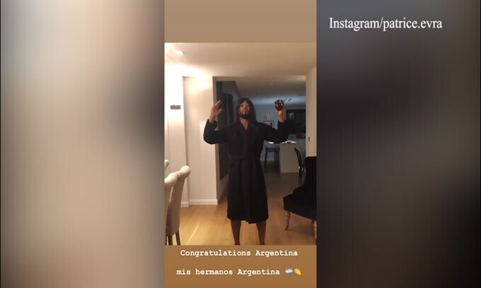 Evra si complimenta con l'Argentina, quante risate