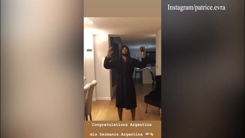Evra si complimenta con l'Argentina, quante risate