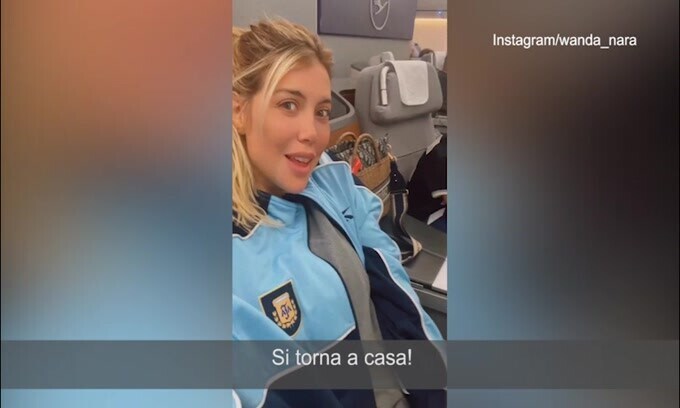 Argentina, il messaggio di Wanda Nara in aereo: "Si torna a casa!"