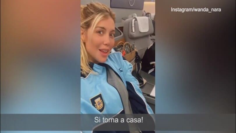 Argentina, il messaggio di Wanda Nara in aereo: "Si torna a casa!"