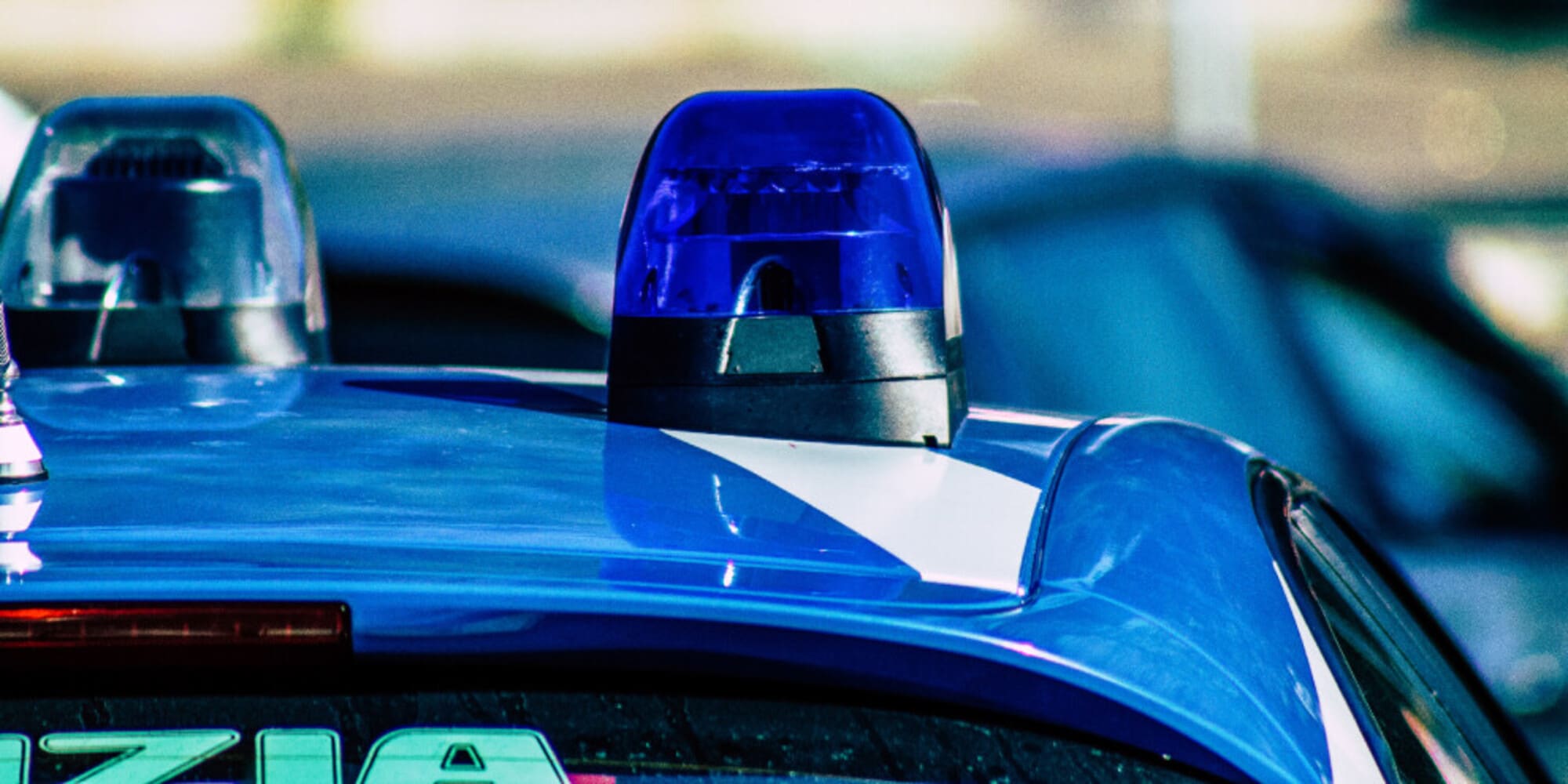 Svaligiata auto della polizia: gli agenti erano all'Autogrill per un caffè