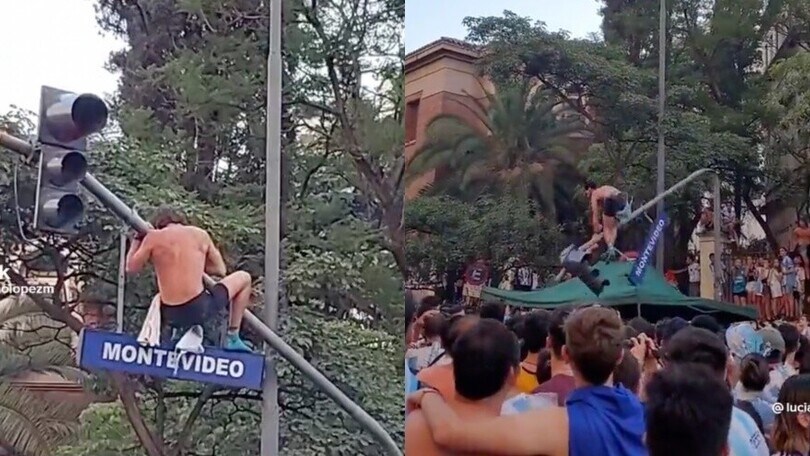 Argentina, tifoso si arrampica su un semaforo durante i festeggiamenti