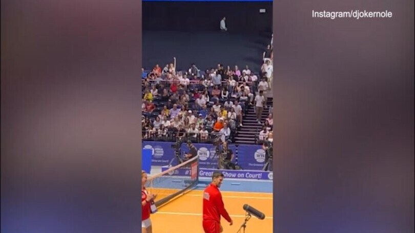 Tennis, Djokovic fa il burlone: il balletto in campo è virale!