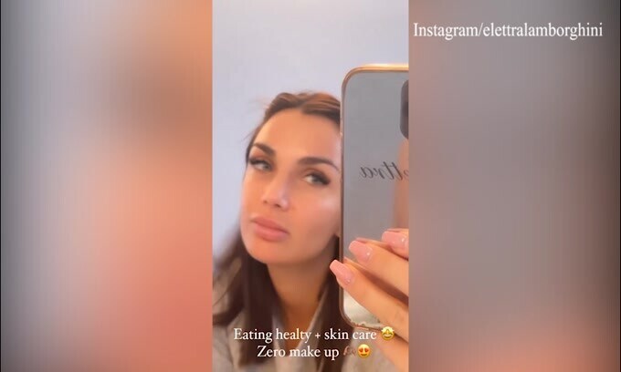 Elettra Lamborghini, la scollatura fa impazzire i fan