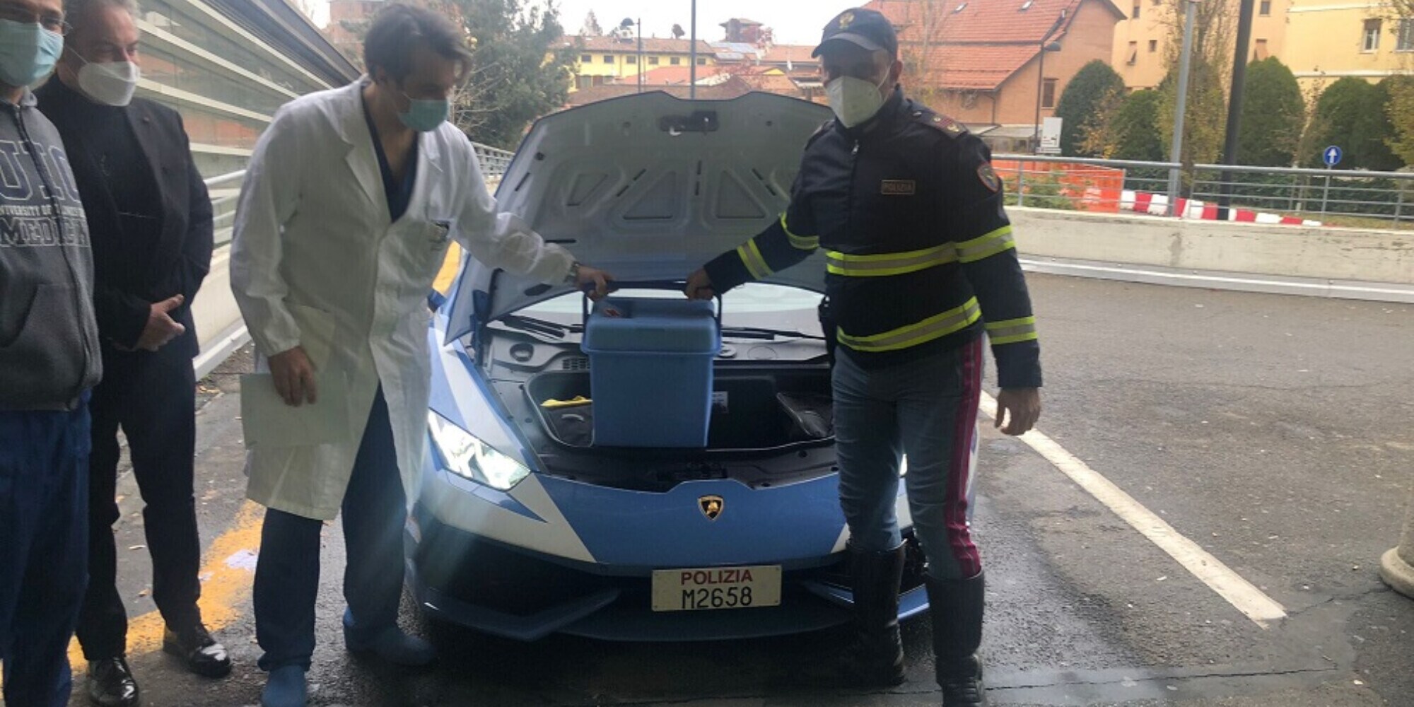 Da Modena a Roma a 300 km/h: Polizia salva due vite grazie alla Lamborghini