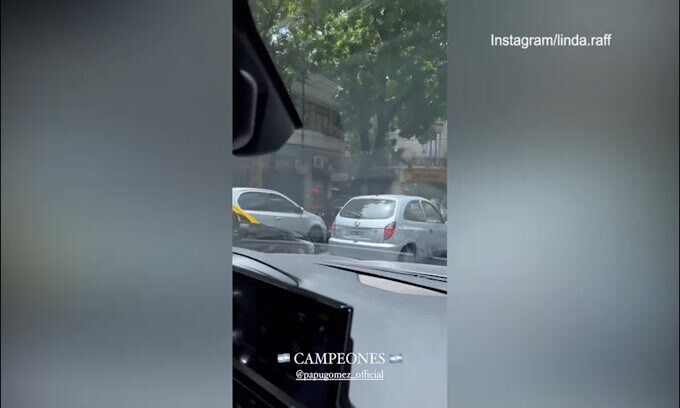 Papu Gomez torna a Sarandì, il video in città tra le macchine