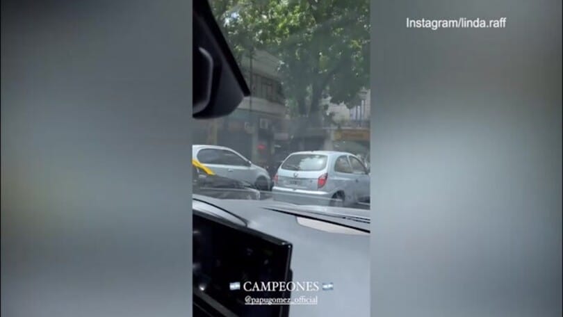Papu Gomez torna a Sarandì, il video in città tra le macchine