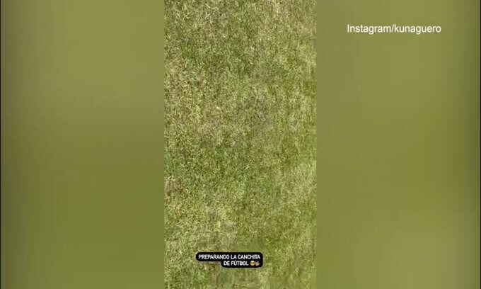 Natale in Argentina, il Kun prepara il campetto