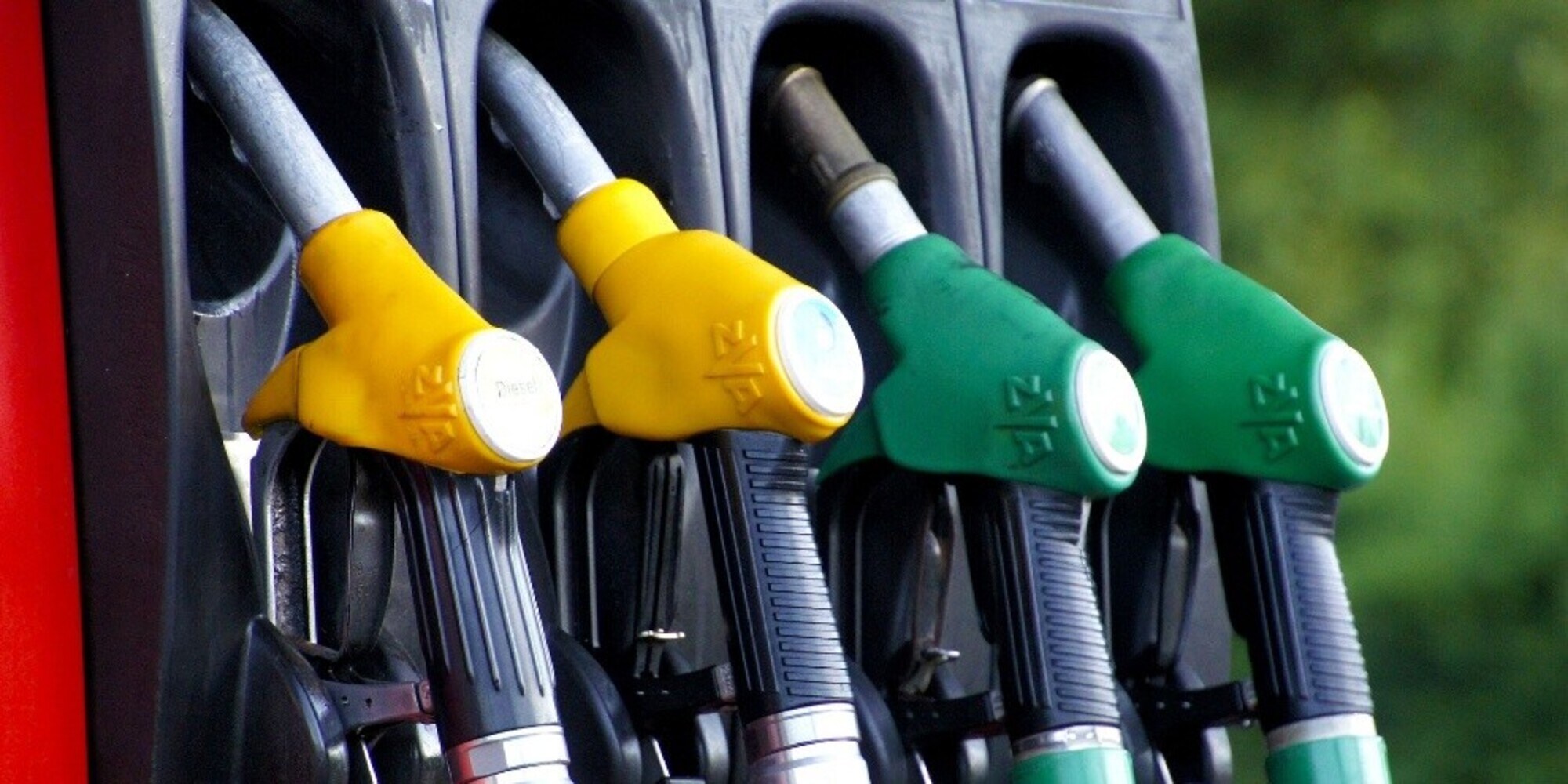 Benzina e diesel, ancora in calo i prezzi dei carburanti: ecco di quanto