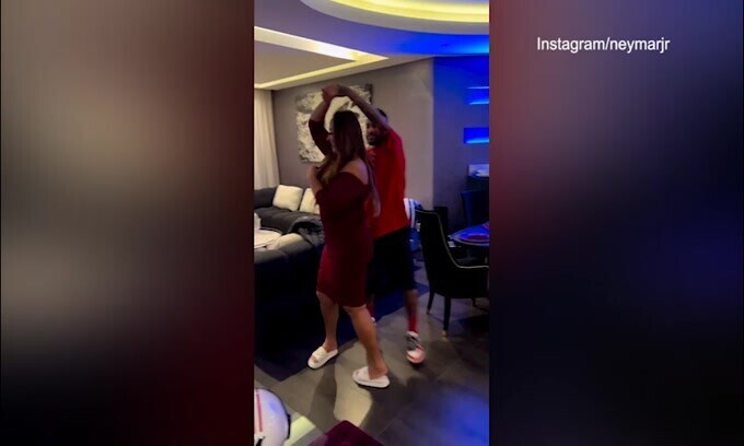 Il mondiale è alle spalle: Neymar balla con mamma Nadine