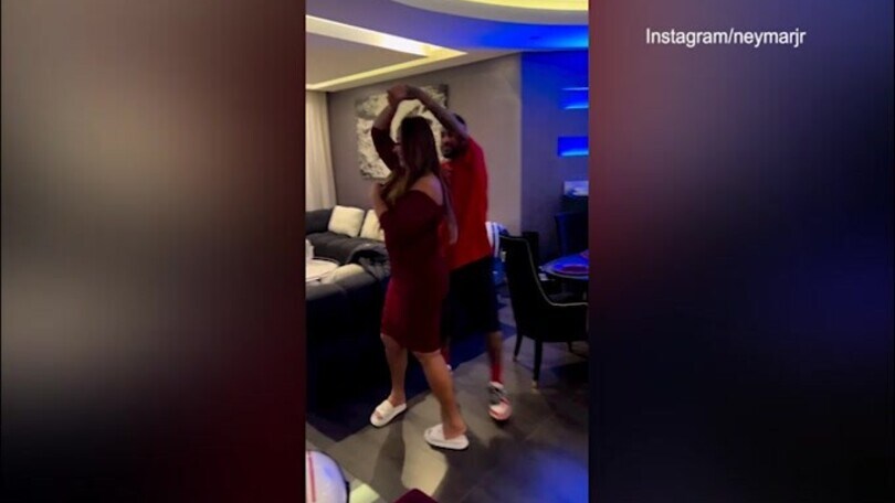 Il mondiale è alle spalle: Neymar balla con mamma Nadine