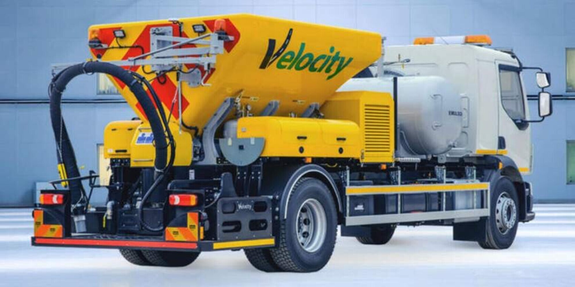 Dall'Inghilterra arriva un camion che aggiusta le buche in meno di 4 minuti