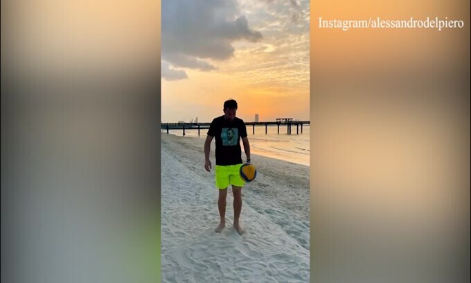 Del Piero, palleggi in riva al mare