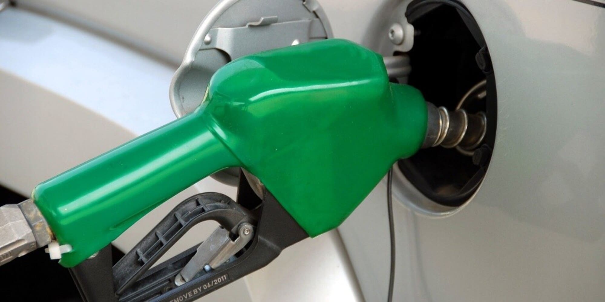 Prezzi carburanti ancora in calo: benzina ai livelli di giugno 2021