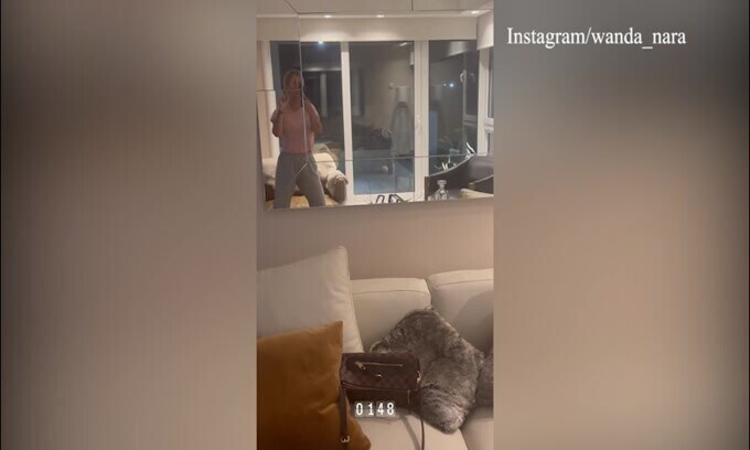 Wanda Nara twerka allo specchio
