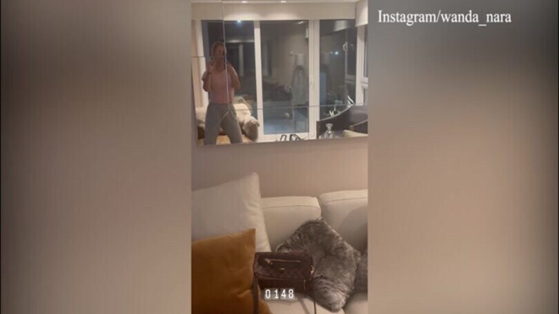 Wanda Nara twerka allo specchio