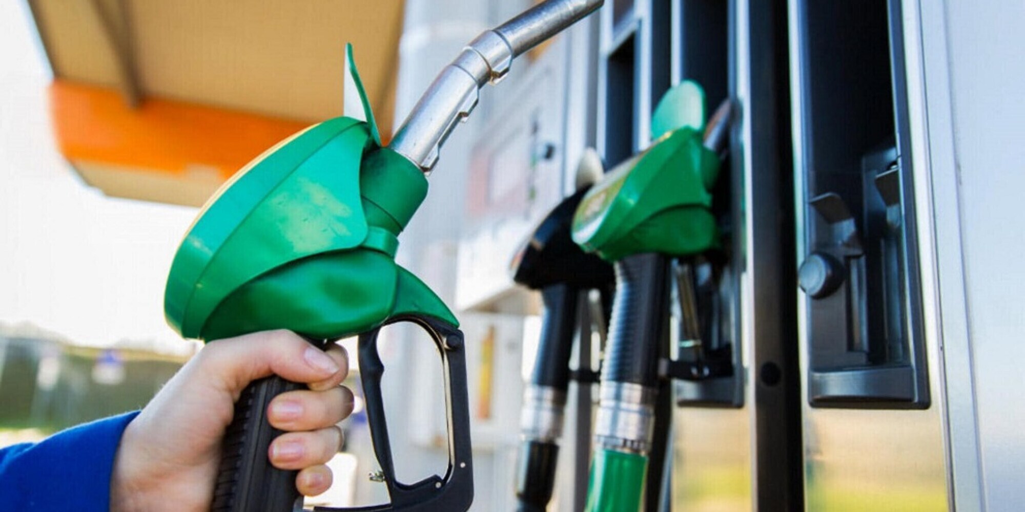 Fa 800 litri di benzina e paga con la carta carburante della Provincia di Reggio Emilia