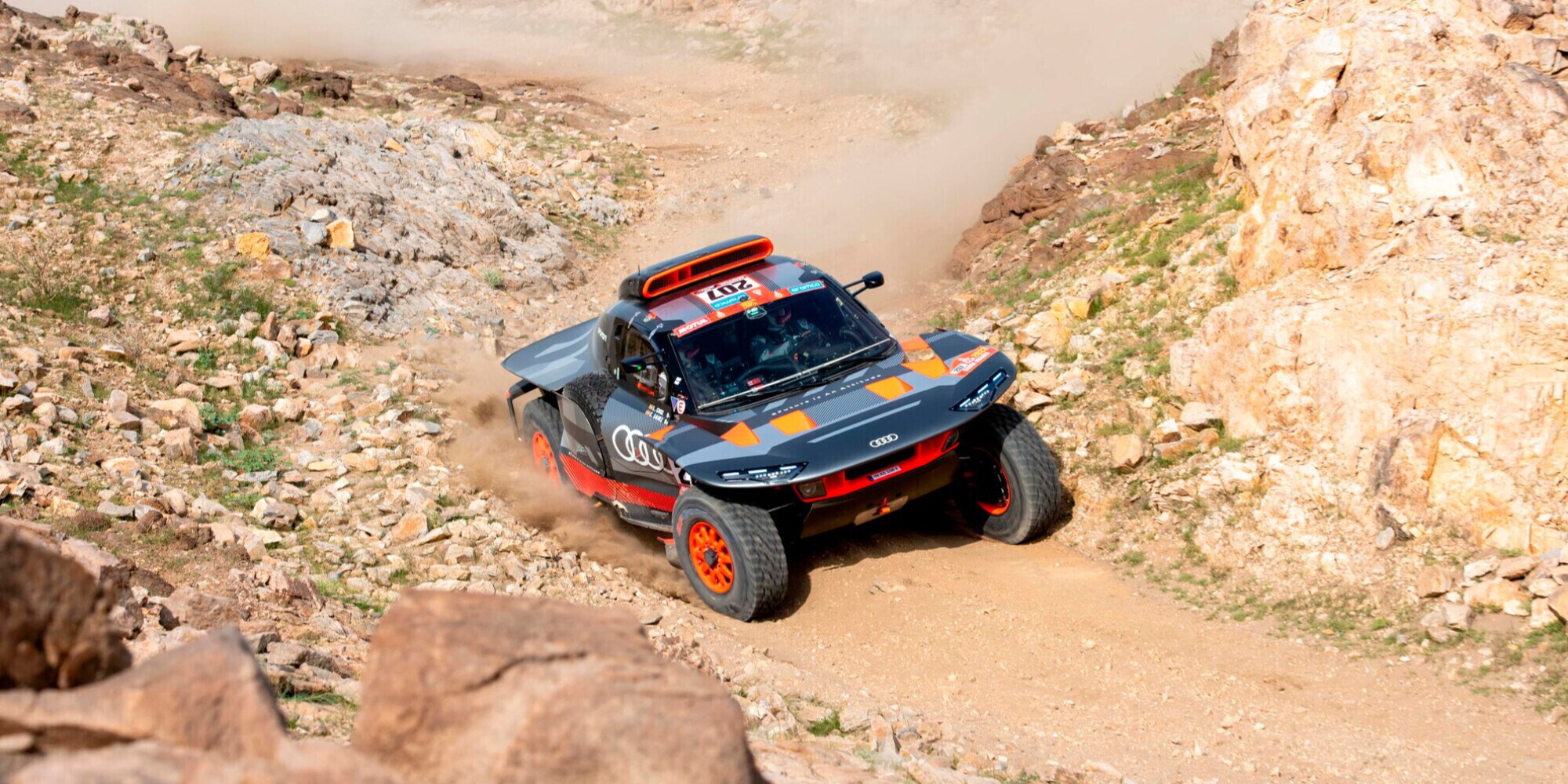 Sainz, sotto gli occhi del figlio, vince il primo sprint nel deserto