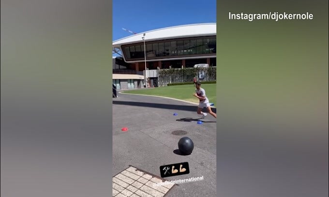 Tennis, l'intenso allenamento di Djokovic ad Adelaide