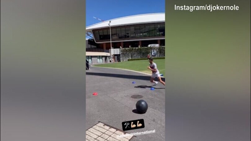 Tennis, l'intenso allenamento di Djokovic ad Adelaide