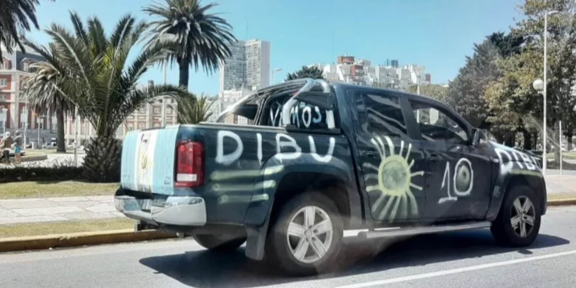 Argentina, un tifoso sfegatato di Martinez ha scritto "Dibu" sul suo pick-up