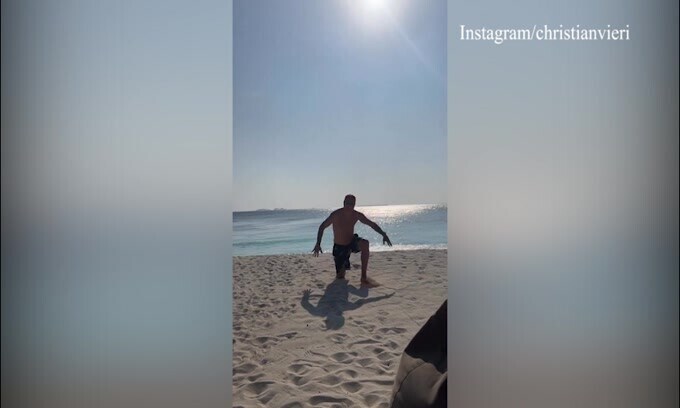 Vieri: flessioni in spiaggia, ma Costanza lo "deride"