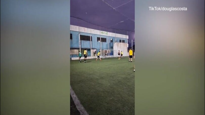 Che fine ha fatto Douglas Costa? Il video nel campetto è clamoroso!