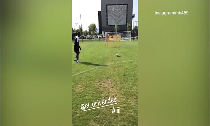 Balotelli professione cecchino: ecco l'allenamento sui piazzati