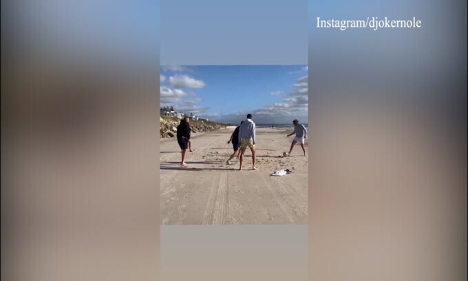 Djokovic, calcio in spiaggia