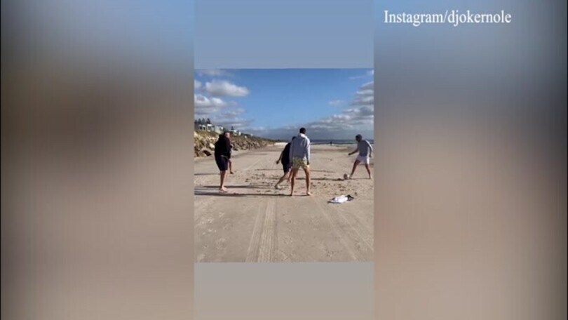Djokovic, calcio in spiaggia
