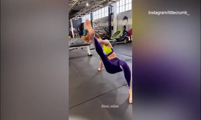 Addominali in completino viola: ecco l'allenamento di Elisabetta Canalis