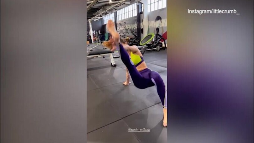 Addominali in completino viola: ecco l'allenamento di Elisabetta Canalis