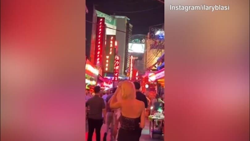 Ilary Blasi tra le vie di Bangkok: Bastian la chiama e...