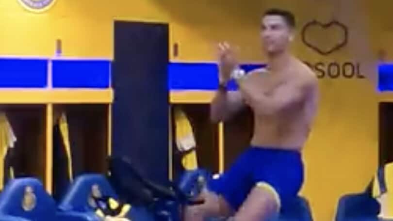 Cristiano Ronaldo in cyclette e torso nudo esulta per l'Al Nassr