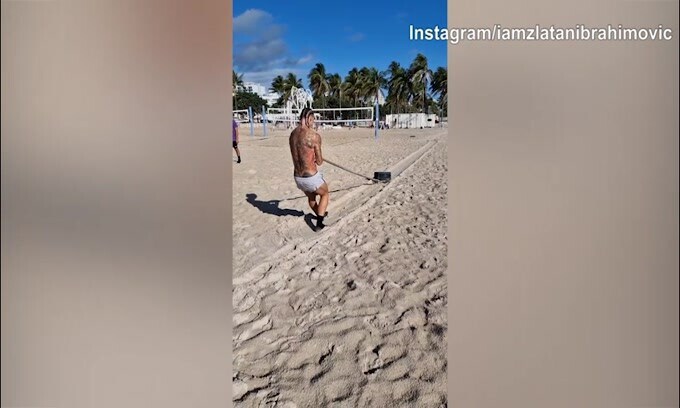 Milan, Ibra non si ferma: lo svedese trascina pesi in spiaggia