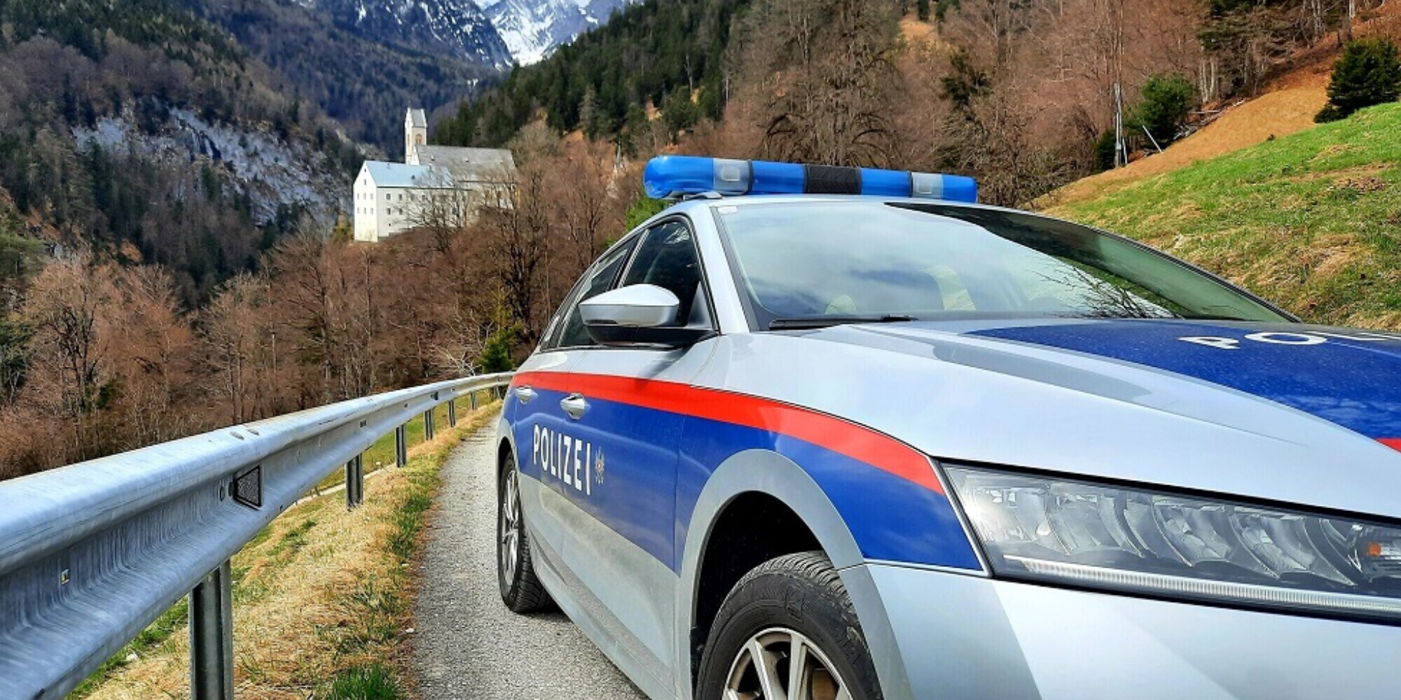 Auto in fuga in autostrada: Polizia la insegue con 14 auto!