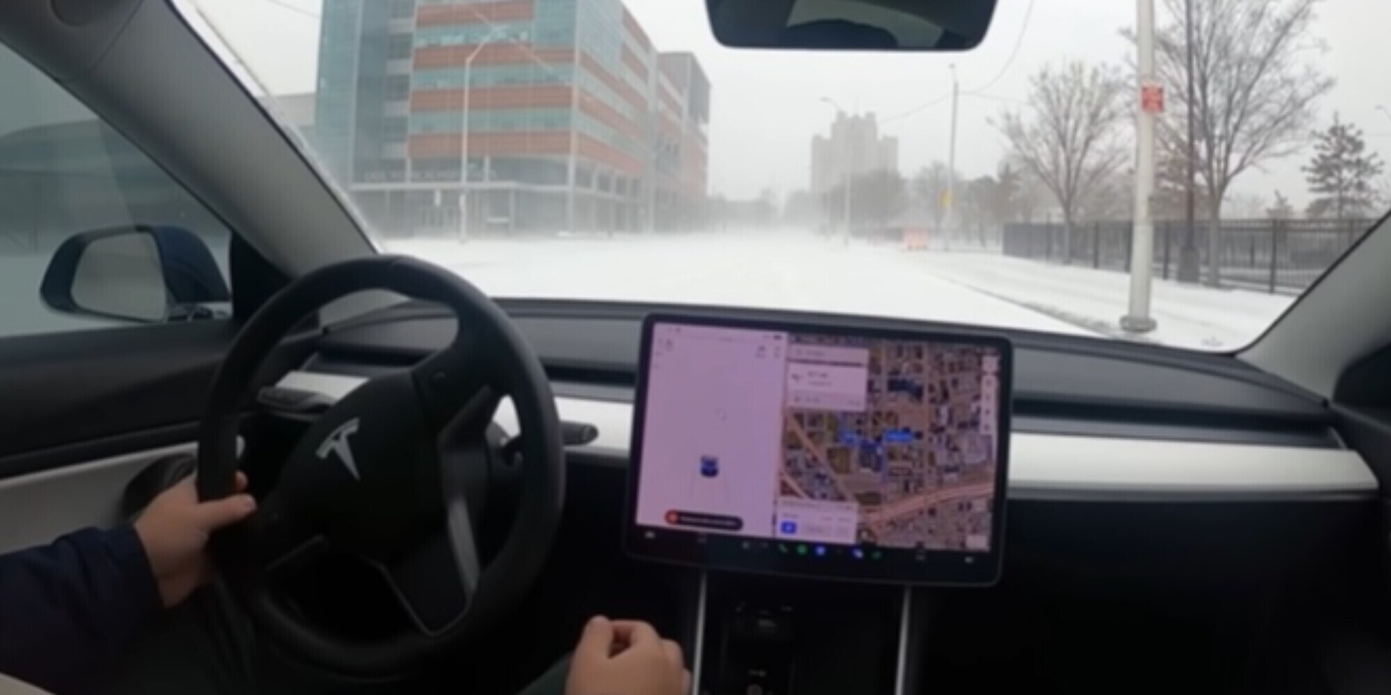 Tesla sulla neve con la guida autonoma, quasi ci scappa l'incidente!