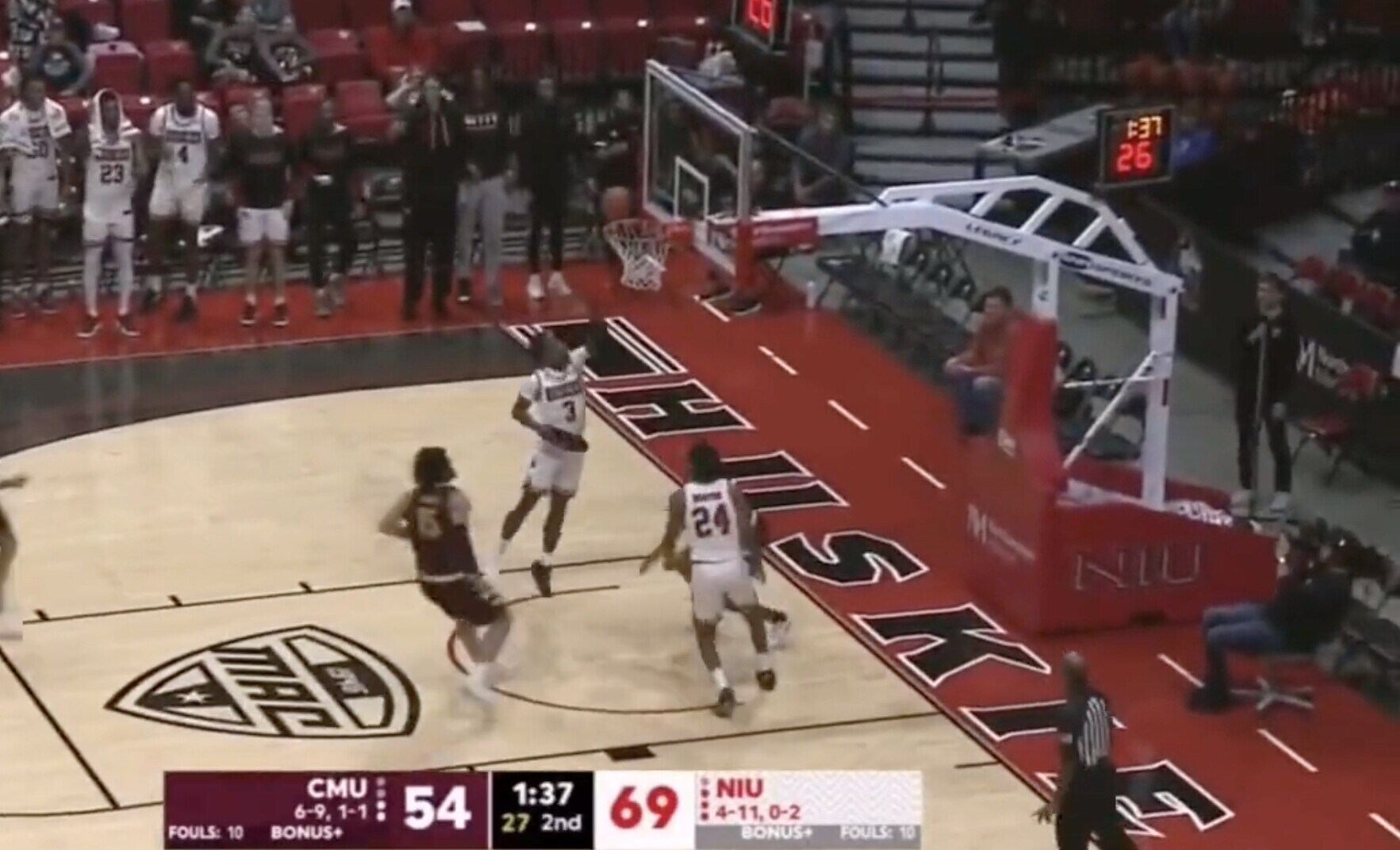 Incredibile in Ncaa: va a canestro con la scarpa in mano!