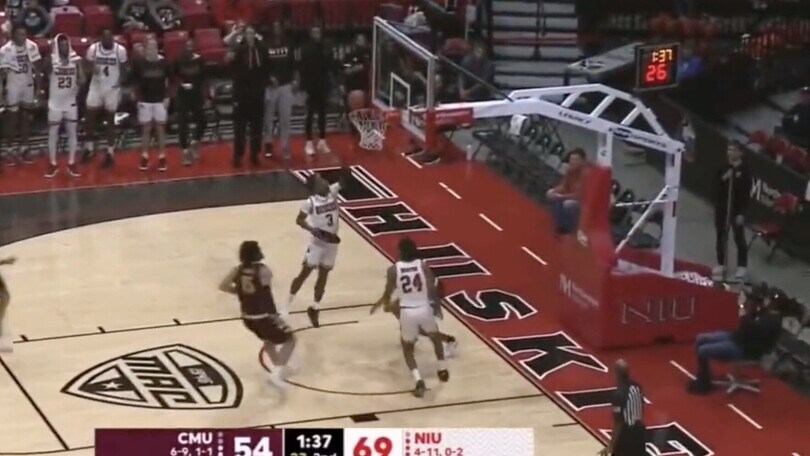 Incredibile in Ncaa: va a canestro con la scarpa in mano!