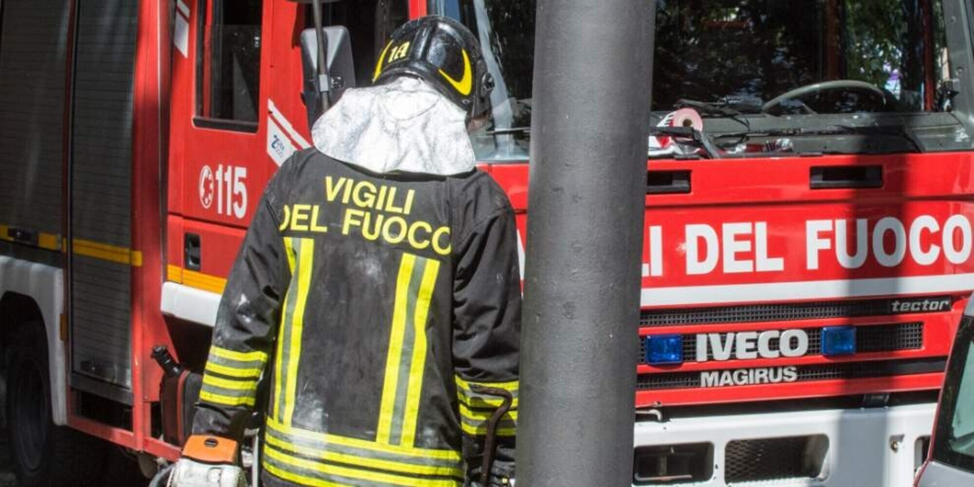 Momenti di terrore a Roma: auto si incendia vicino ad una scuola