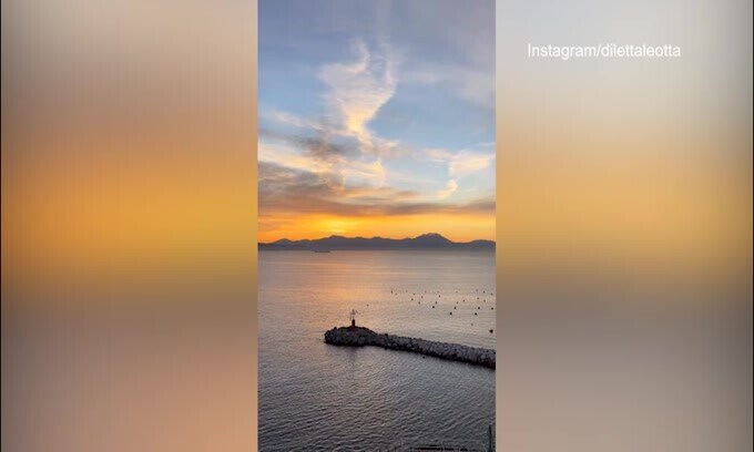 Diletta si gusta Napoli: la vista all'alba è mozzafiato