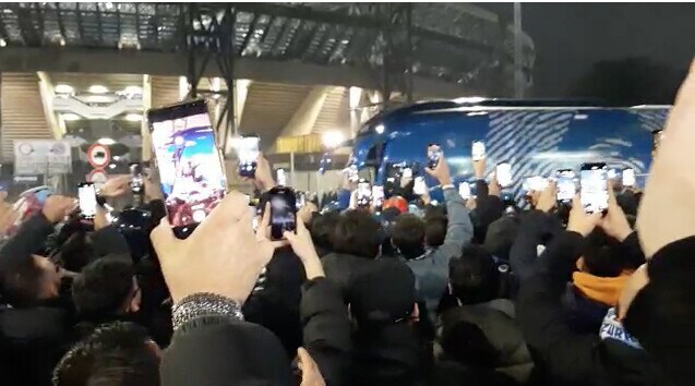 L'arrivo del pullman del Napoli: «Chi non salta juventino è...»