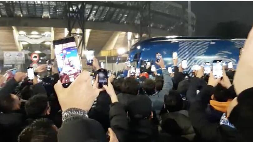 L'arrivo del pullman del Napoli: «Chi non salta juventino è...»
