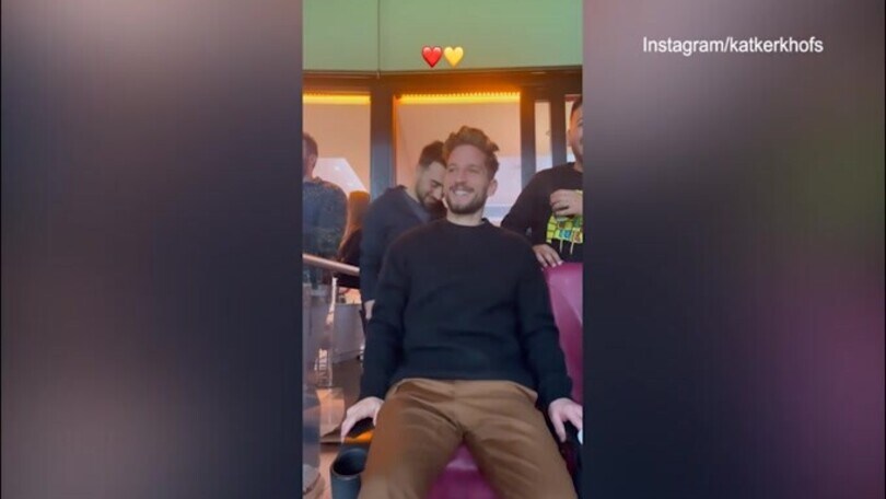Galatasaray, Mertens è l'idolo dei tifosi: l'accoglienza in tribuna è da urlo!
